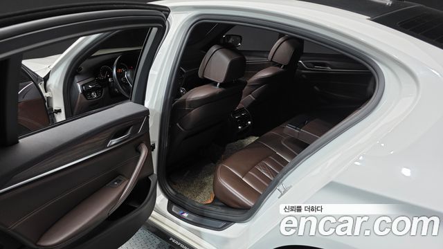 BMW 5-Series 2017 — photo 11