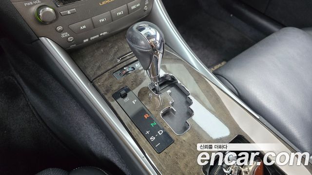 Lexus IS 2009 — photo 9