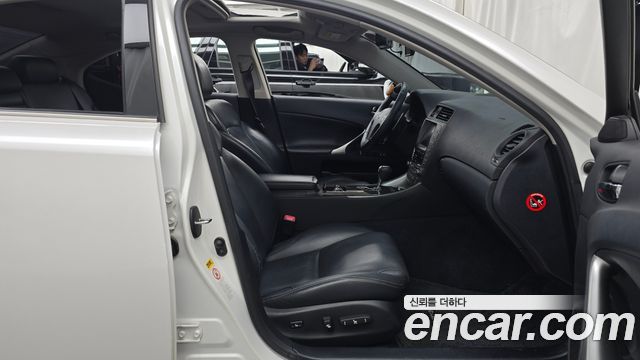 Lexus IS 2009 — photo 11