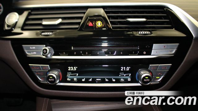BMW 5-Series 2019 — photo 17