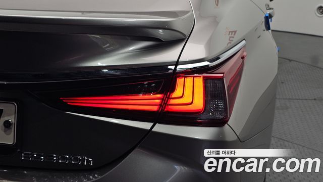 Lexus ES 2025 — photo 9