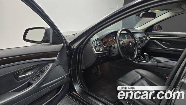 BMW 5-Series 2010 — photo 10