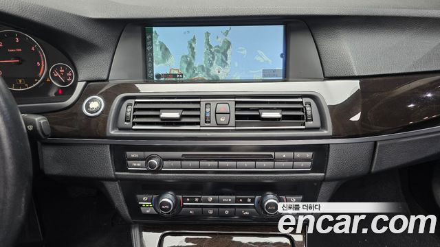 BMW 5-Series 2010 — photo 14