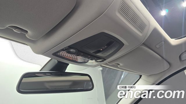 BMW 5-Series 2010 — photo 18
