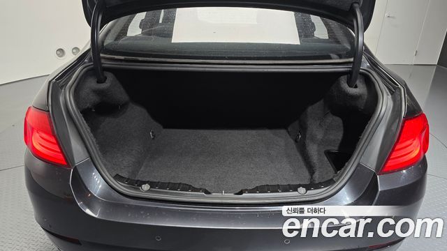 BMW 5-Series 2010 — photo 20