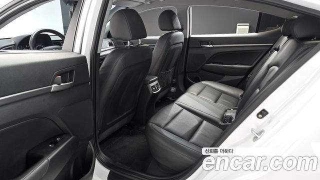 Hyundai AVANTE 2018 — photo 11