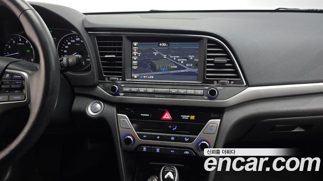 Hyundai AVANTE 2018 — photo 13