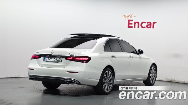 Mercedes-Benz E-Class 2022 — photo 2