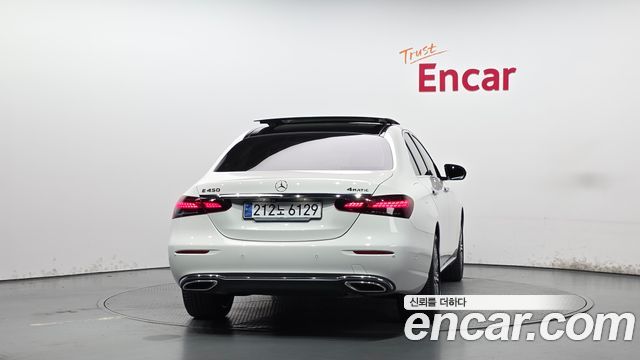 Mercedes-Benz E-Class 2022 — photo 4