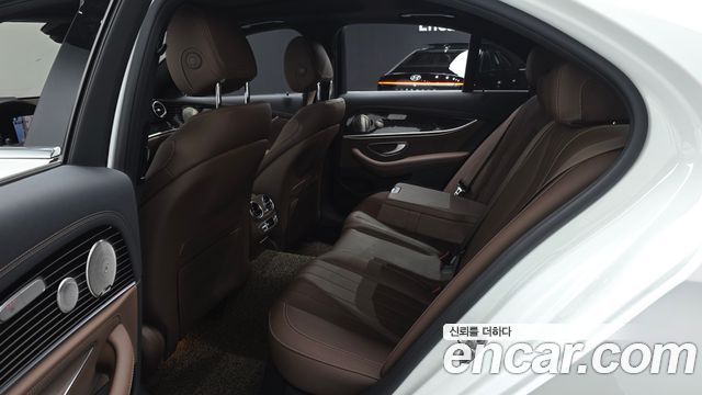 Mercedes-Benz E-Class 2022 — photo 17