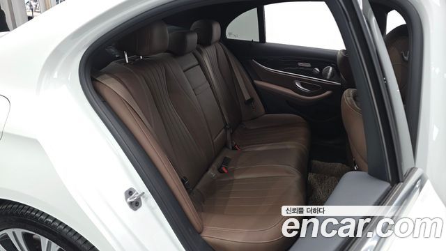 Mercedes-Benz E-Class 2022 — photo 18