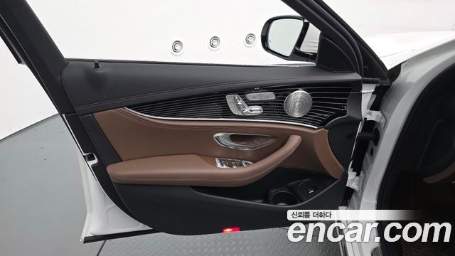 Mercedes-Benz E-Class 2022 — photo 14
