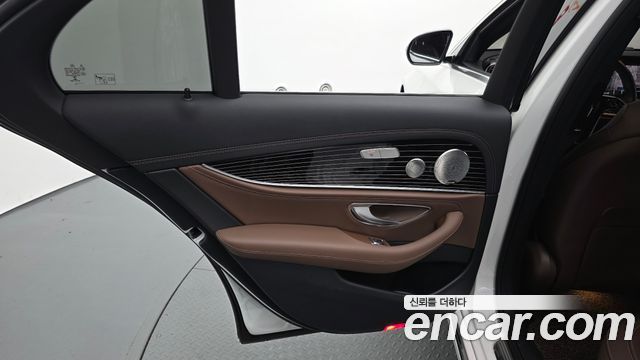 Mercedes-Benz E-Class 2022 — photo 15