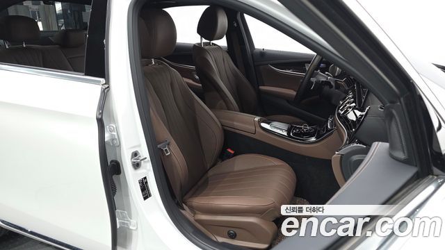 Mercedes-Benz E-Class 2022 — photo 16