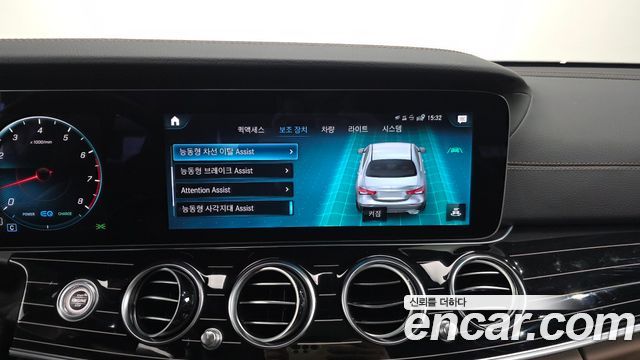 Mercedes-Benz E-Class 2022 — photo 32