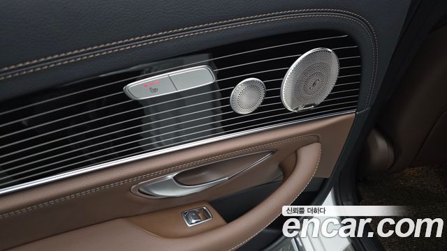 Mercedes-Benz E-Class 2022 — photo 34