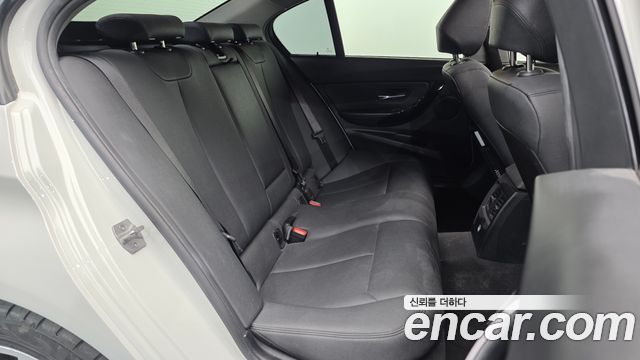 BMW 3-Series 2018 — photo 12