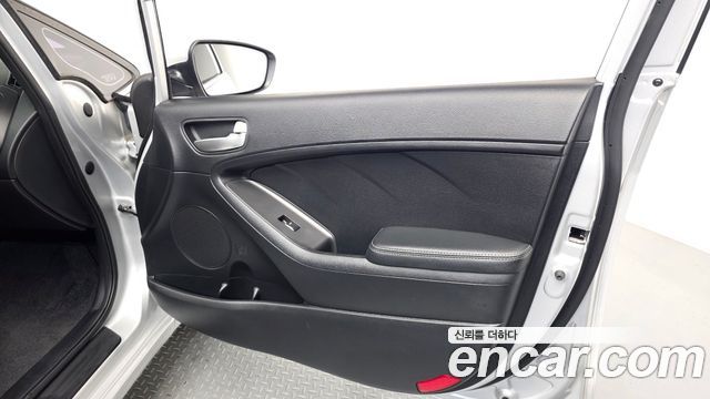 Kia K3 2015 — photo 14