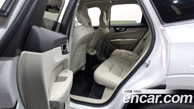 Volvo XC60 2021 — photo 16