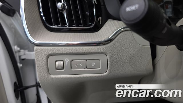 Volvo XC60 2021 — photo 28