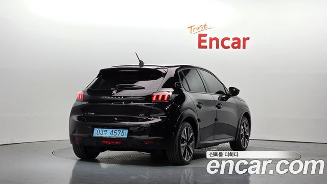 Peugeot 208 2022 — photo 2
