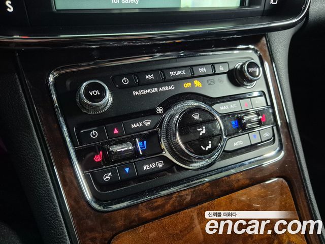 Lincoln Continental 2018 — photo 14