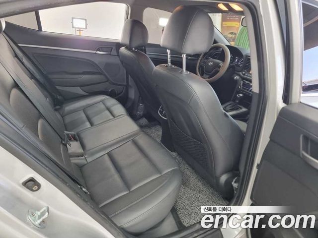 Hyundai AVANTE 2016 — photo 13