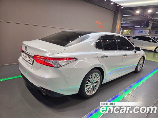 Toyota Camry 2019 — photo 2