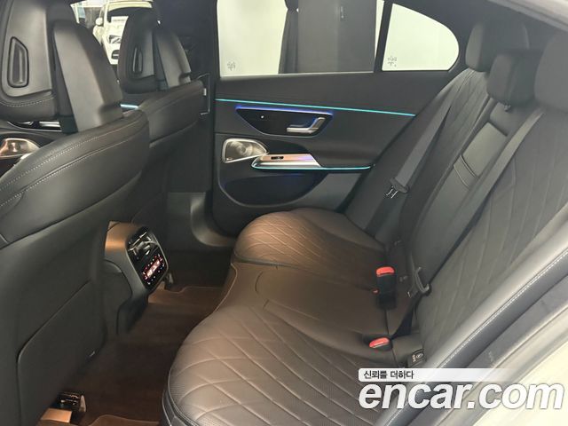 Mercedes-Benz E-Class 2025 — photo 9