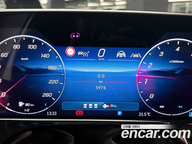 Mercedes-Benz E-Class 2025 — photo 11