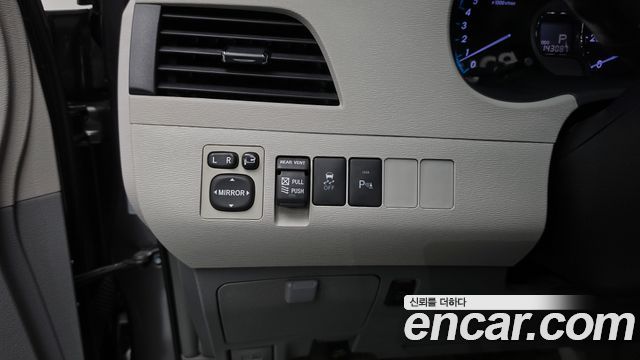 Toyota Sienna 2014 — photo 17
