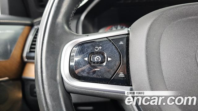 Volvo XC90 2018 — photo 32