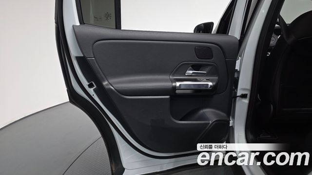 Mercedes-Benz EQB 2023 — photo 15