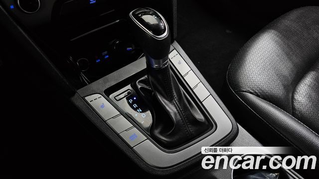 Hyundai AVANTE 2017 — photo 9