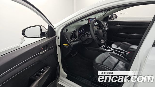 Hyundai AVANTE 2017 — photo 10
