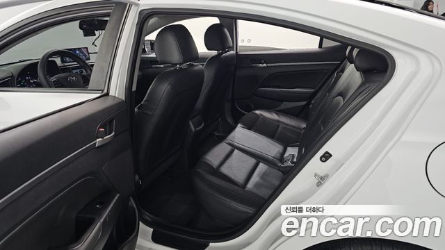 Hyundai AVANTE 2017 — photo 11