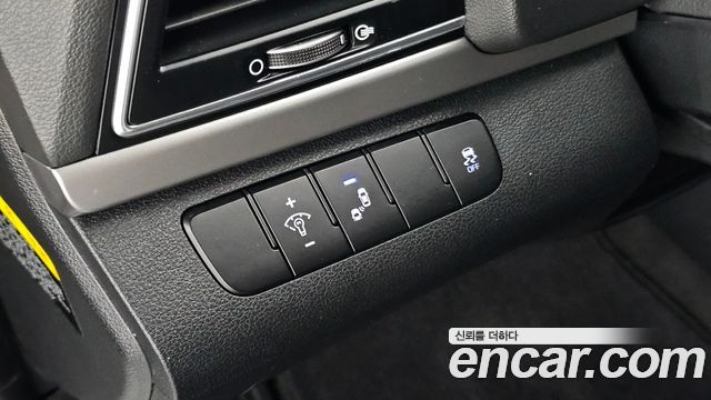 Hyundai AVANTE 2017 — photo 18