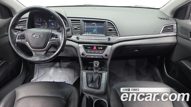 Hyundai AVANTE 2017 — photo 10