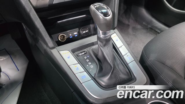 Hyundai AVANTE 2017 — photo 12
