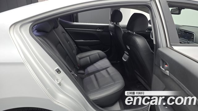 Hyundai AVANTE 2017 — photo 17