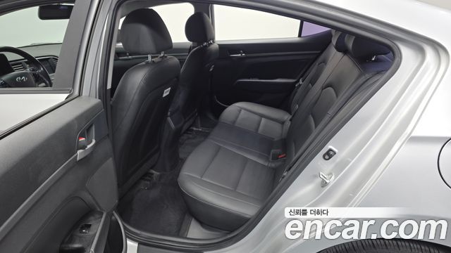 Hyundai AVANTE 2017 — photo 18