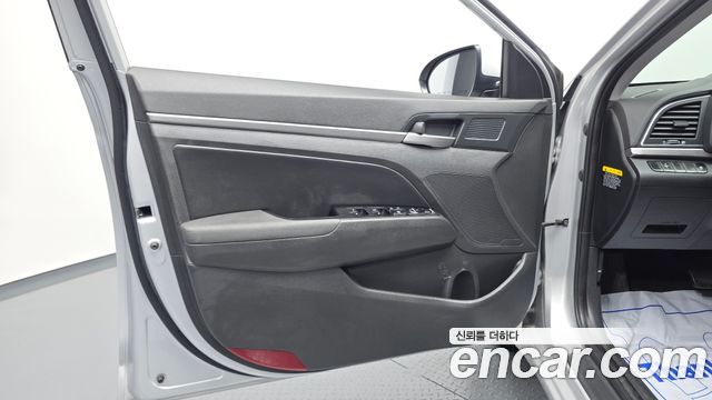 Hyundai AVANTE 2017 — photo 14