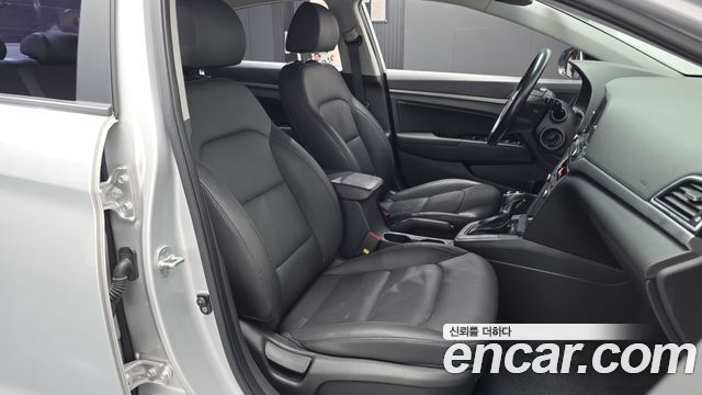 Hyundai AVANTE 2017 — photo 16