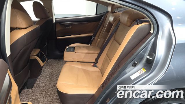 Lexus ES 2017 — photo 17