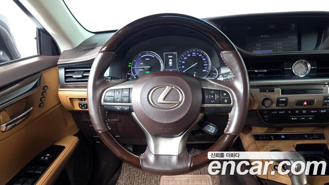 Lexus ES 2017 — photo 18