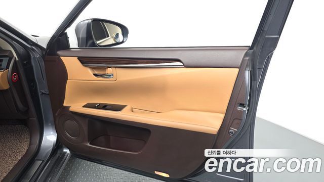 Lexus ES 2017 — photo 14