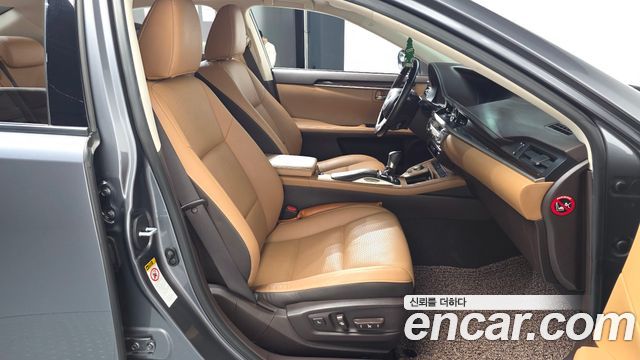 Lexus ES 2017 — photo 16