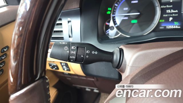 Lexus ES 2017 — photo 28