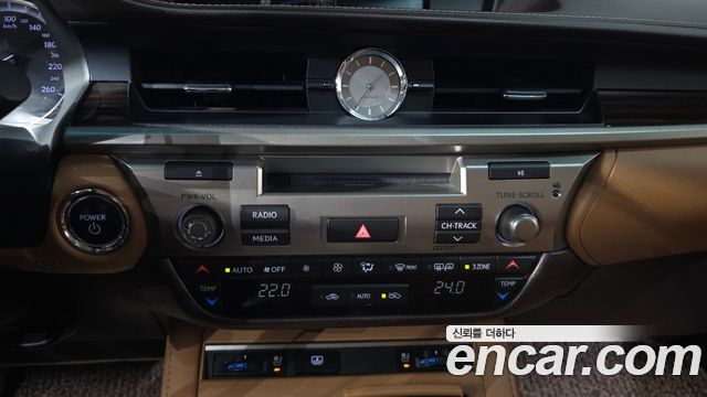 Lexus ES 2017 — photo 30