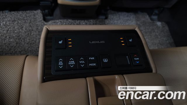 Lexus ES 2017 — photo 31
